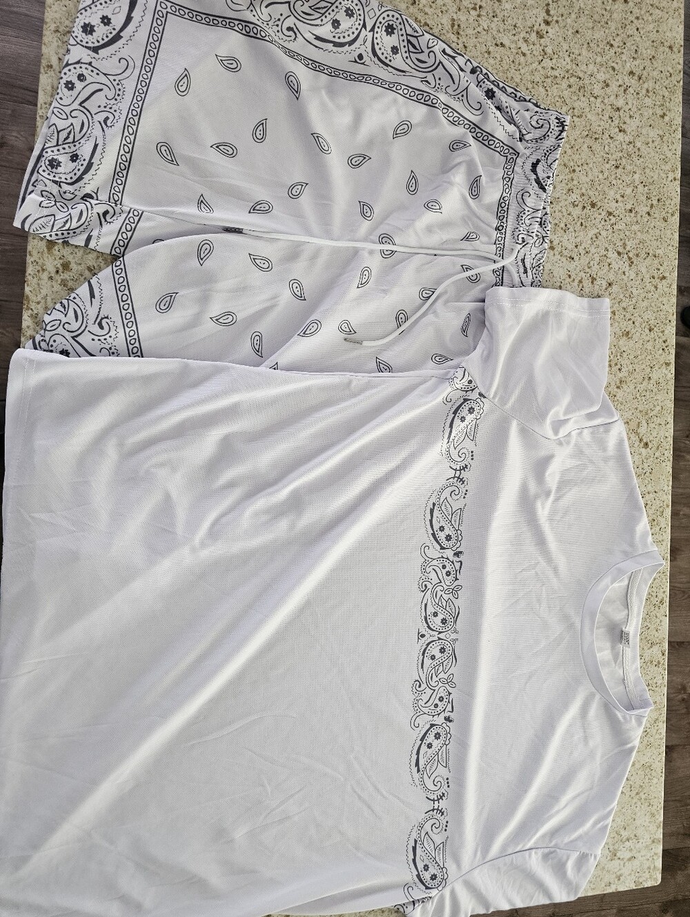 Men's size XL White Paisley Tee and Shorts Set
